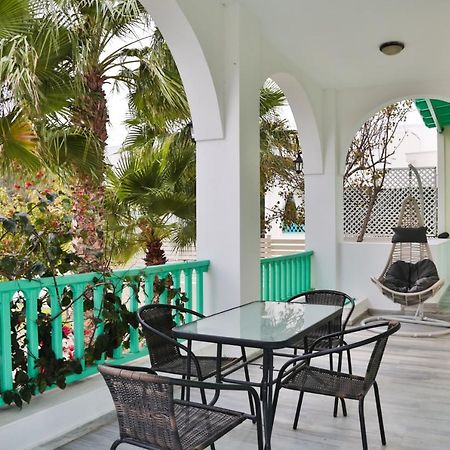 Kamari Beach Houses With Balcony And Garden Zewnętrze zdjęcie