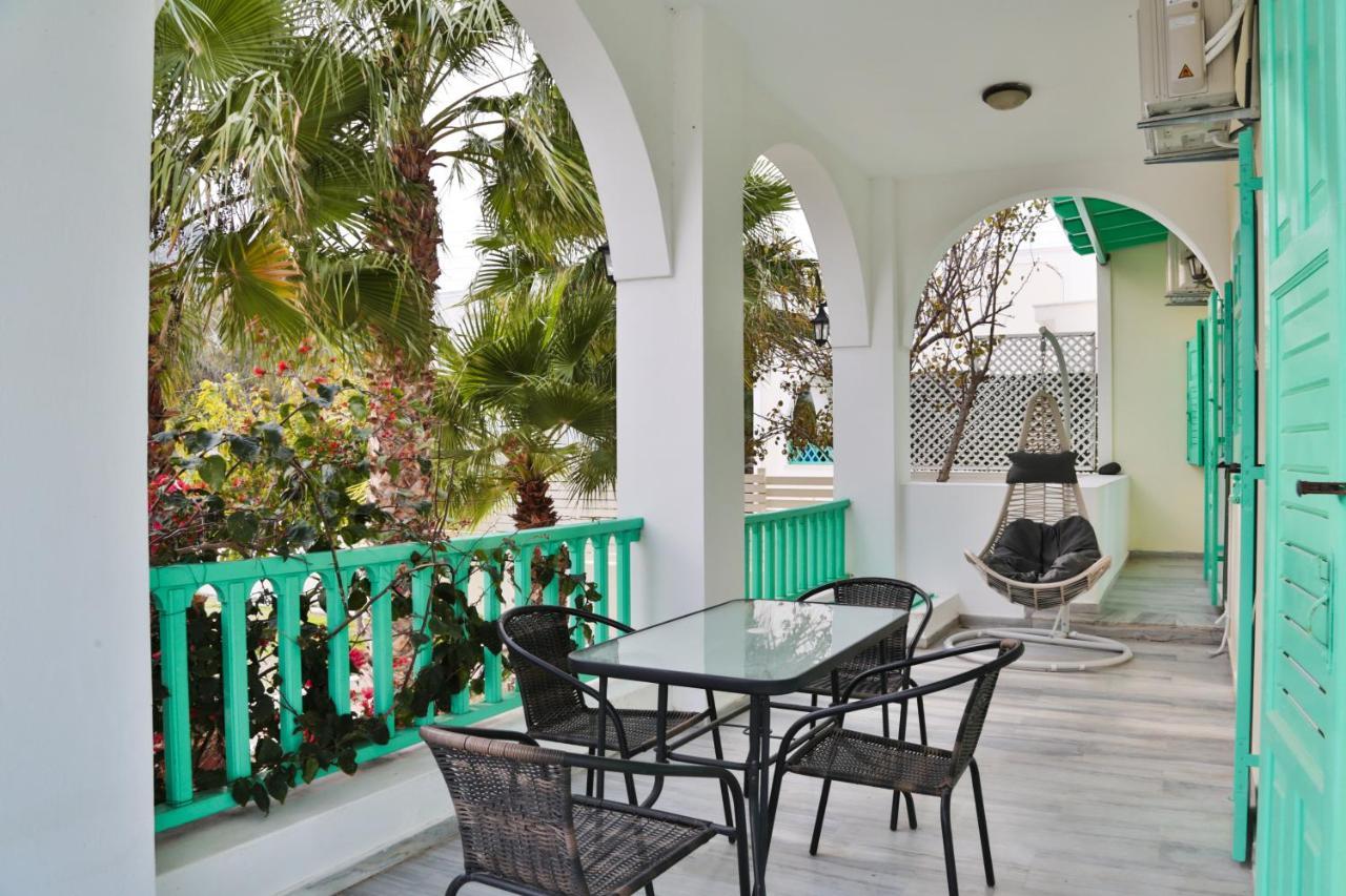 Kamari Beach Houses With Balcony And Garden Zewnętrze zdjęcie