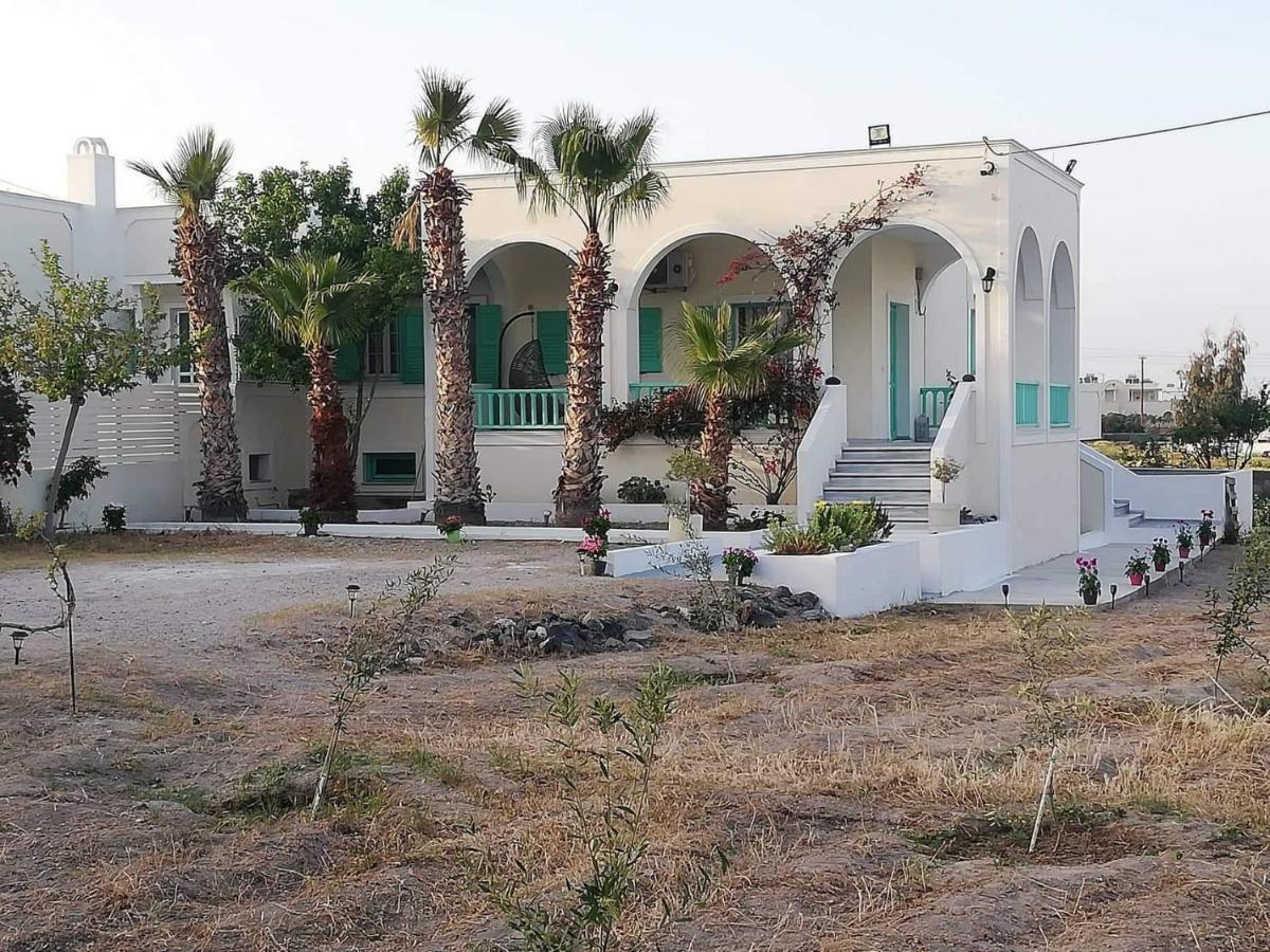 Kamari Beach Houses With Balcony And Garden Zewnętrze zdjęcie