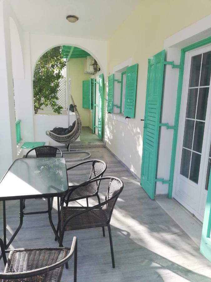 Kamari Beach Houses With Balcony And Garden Zewnętrze zdjęcie